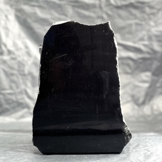 Obsidienne Noire avec une face polie 2.610kg environ